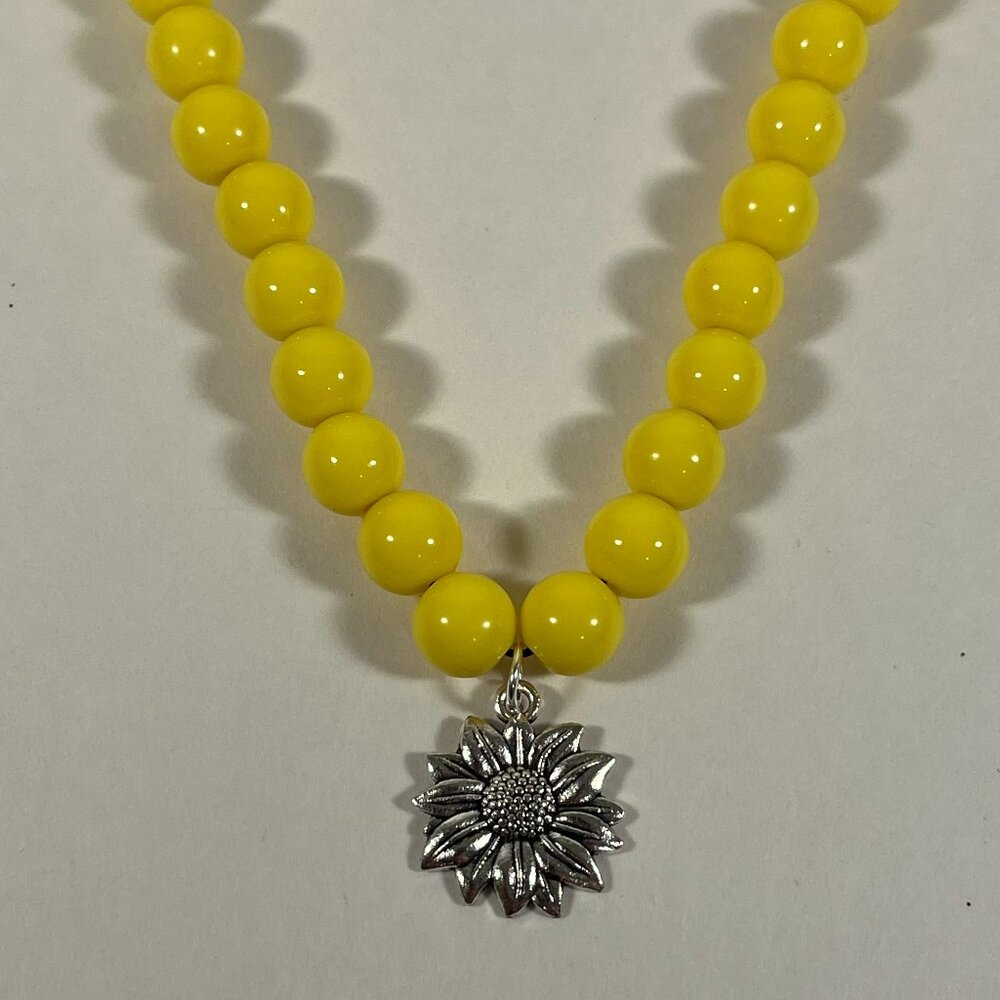 Silver Sunflower Yellow Acrylic Bead Necklace NWT